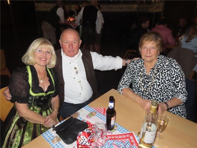 Weißwurst, Kölsch und Feierlaune beim Kölschen Oktoberfest der IWK  Zu sehen waren fesche Dirndl, Köln-Schals und natürlich die für ein Oktoberfest obligatorischen Lederhosen.