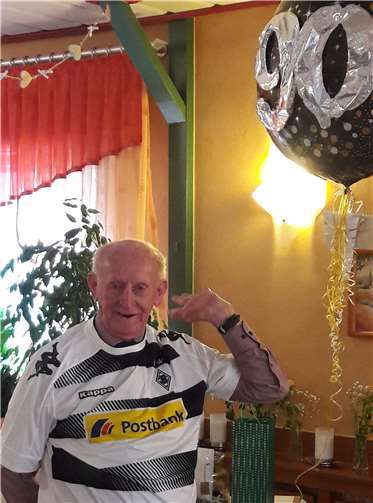 Zu seinem 90. Geburtstag bekam Horst Oberberg ein personalisiertes Trikot seines Lieblingsvereins.