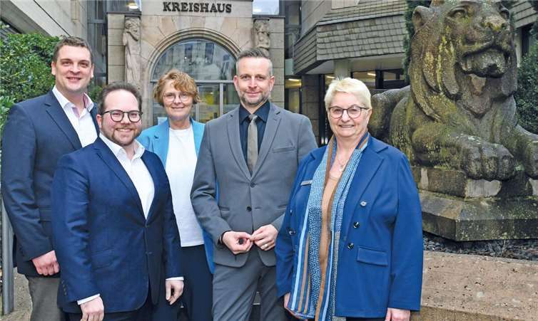 Zu seinem Amtsantritt wurde Landrat Marko Boos (oberes Bild, 2.v.r.) vom Ersten Kreisbeigeordneten Pascal Badziong (2.v.l.), Büroleiterin Petra Kretzschmann (rechts) sowie der Personalratsvorsitzenden Heike Breitbach und Martin Gasteyer, Leiter der Stabsstelle „Büro Landrat“, im Kreishaus begrüßt.  Foto: Kreisverwaltung MYK/Damian Morcinek