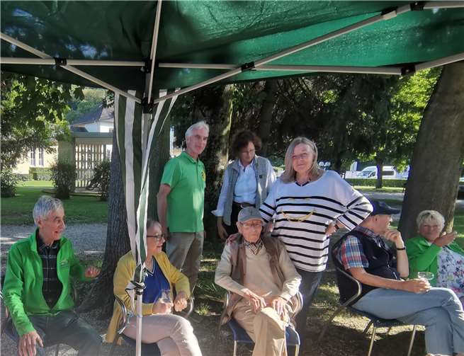 Zu seinem Ehrentag hatte der Verein auf dem Boulegelände eine Feier für ihr Mitglied Werner Walkenbach (2.v.r.) zu seinem 100. Geburtstag organisiert.  Foto: privat