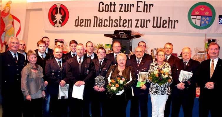 Zu seinem traditionellen Feuerwehrball hatte der Erpeler Löschzug am ersten Samstag im neuen Jahr eingeladen, bei dem zunächst je vier Verpflichtungen und Beförderungen sowie Ehrungen anstanden.-dl