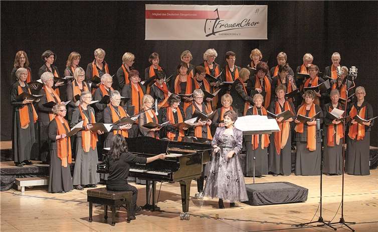 Zu seinem zehnjährigen Bestehen gab der Frauenchores Rheinbach ein umjubeltes Konzert Konzert im Stadttheater unter der Leitung von Kimiko Bernhöft.VJ