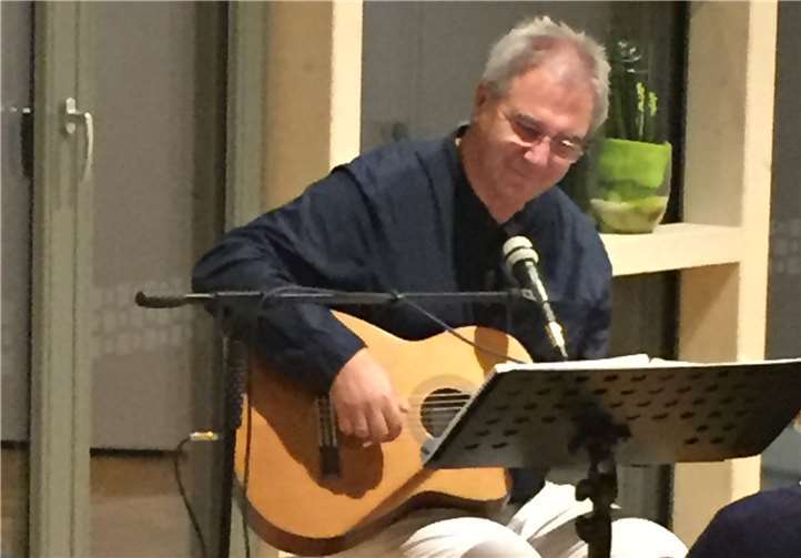 Zu seiner Lesung sang Rüdiger Dunkel auch noch Lieder seiner CD „Spiegelblicke“. Privat