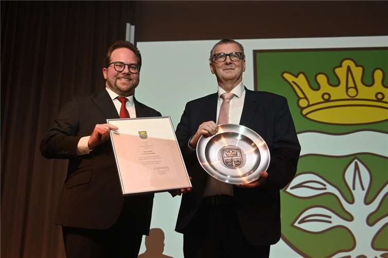 Zu seiner Verabschiedung bekam Dr. Alexander Saftig den Wappenteller des Landkreises aus den Händen des Ersten Kreisbeigeordneten Pascal Badziong überreicht.  Fotos: SK