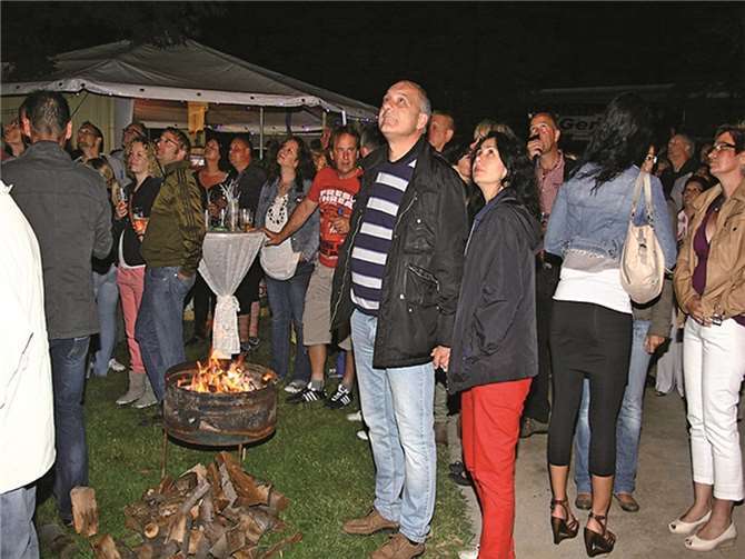 Zu später Stunde wird das Feuerwerk wieder die Aufmerksamkeit der Gäste auf sich ziehen. privat