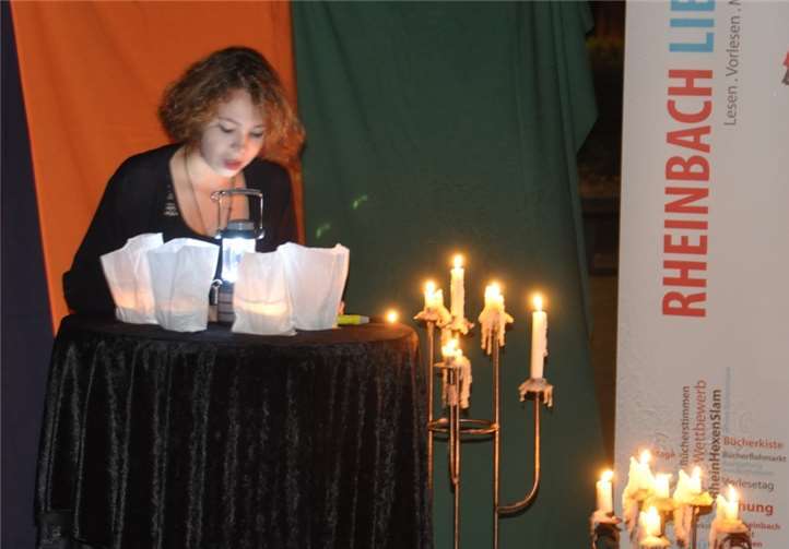 Zu späterer Stunde fand die Veranstaltung bei Kerzenschein statt, wie hier bei der Lesung von Paula Amahaotu.