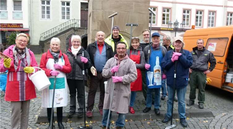 Zünftig gekleidet und gut ausgerüstet schickten die Mitglieder der GKKG die Brunnen und Bronzefiguren von Koblenz in den Winterschlaf. privat