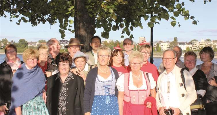 Zünftig gekleidet unternahmen die Möhnen mit ihren Unterstützern eine tolle Tour. privat