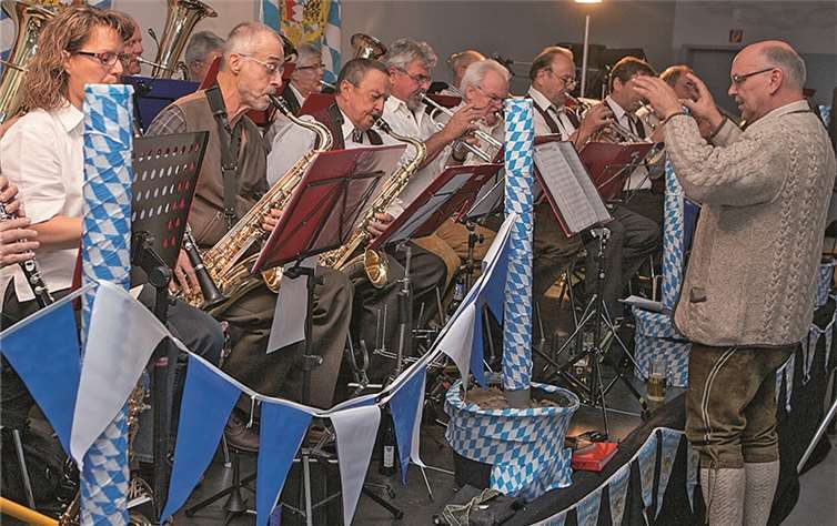 Zünftig ging es zu beim Oktoberfest in Leimersdorf, die Damen stießen in bayerischen Trachten mit Oktoberfestbier auf den Erfolg an. VJ