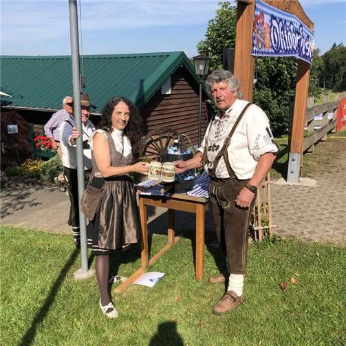 Zünftig zum Oktoberfest: Ortsbürgermeisterin Dr. Susanne Lux und HVO-Vorsitzender Veit Kalter. Foto: privat