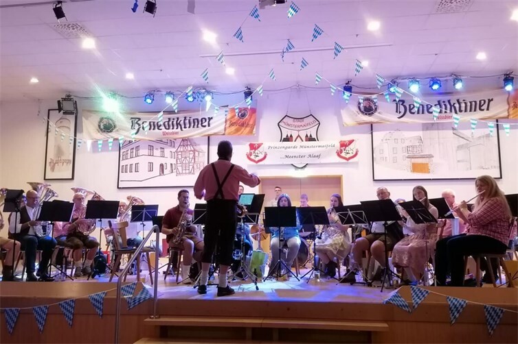 Zünftige Blasmusik beim Oktoberfest in Münstermaifeld