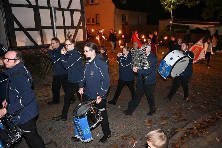Kirmestreiben im Höhenort Zünftige Musik wurde gespielt.