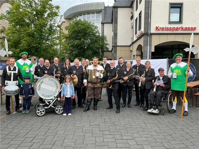 Zünftiger Klang für den Bierkönig: Die Schützenkapelle sorgt für festliche Stimmung beim Gambrinusfest. Foto: privat