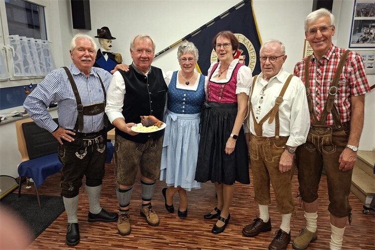 Zünftiger Oktoberfest-Backsabend in bayrischem Outfit