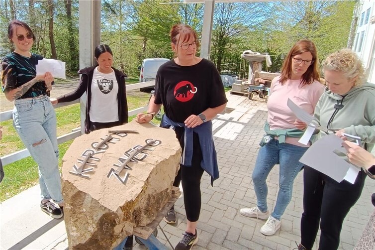 Zuerst mussten die Erzieherinnen die Buchstaben auf den Stein aufbringen.
