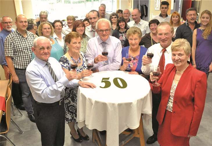 Zufällig heirateten die befreundeten Pärchen alle am gleichen Tag - nach 50 Jahren stand nun die Goldhochzeit an - diese wurde aber dieses Mal nacheinander gefeiert. bs
