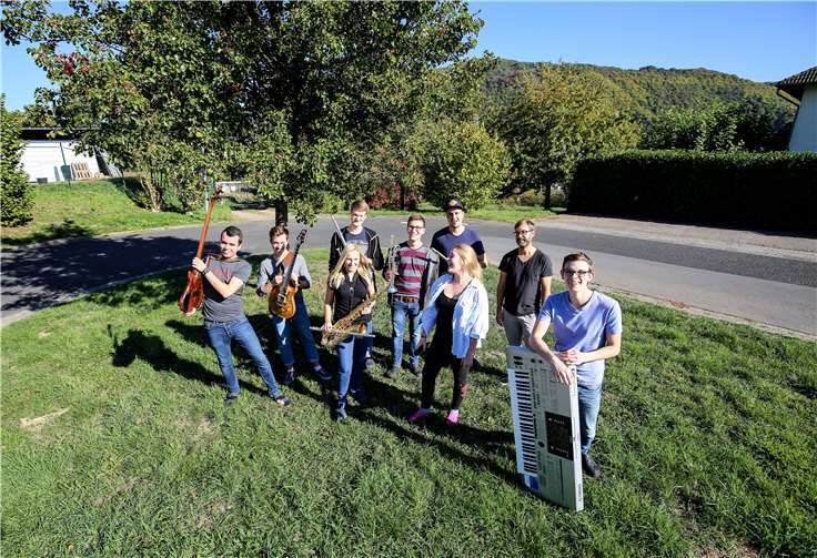 „Zufallsexperiment“ das sind acht Freunde, die mit Freude Musik machen und eine tolle Crew im Hintergrund, die sie unterstützt. EP