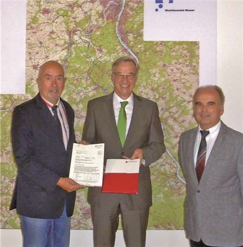 Zufrieden Gesichter bei der Förderbescheidsübergabe: Staatssekretär Dr. Griese, Verbandsvorsteher Bungert und Werkleiter Schuh. privat