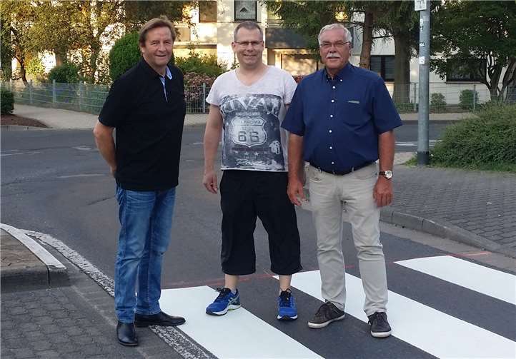 Zufrieden besichtigen die FWG Stadträte (v.l.) Egon Schäfer, Willi Selbach und Winfried Günther den frisch eingezeichneten Zebrastreifen vor der Hasenfänger Grundschule in der Kurt-Schumacher-Straße. Foto: FWG Andernach