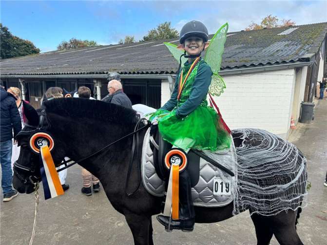 Zufrieden, erfolgreich und stolz: Siegerin Amy-Emelie Baltes mit Pferd Ronja von der Schlossweiden.  Fotos: RV Kurtscheid