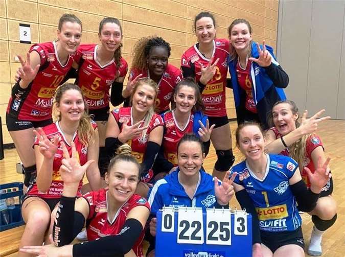 Zufrieden in der „Grünen Hölle“ – die Deichstadtvolleys präsentieren ihre Ausbeute. Foto: VC Neuwied