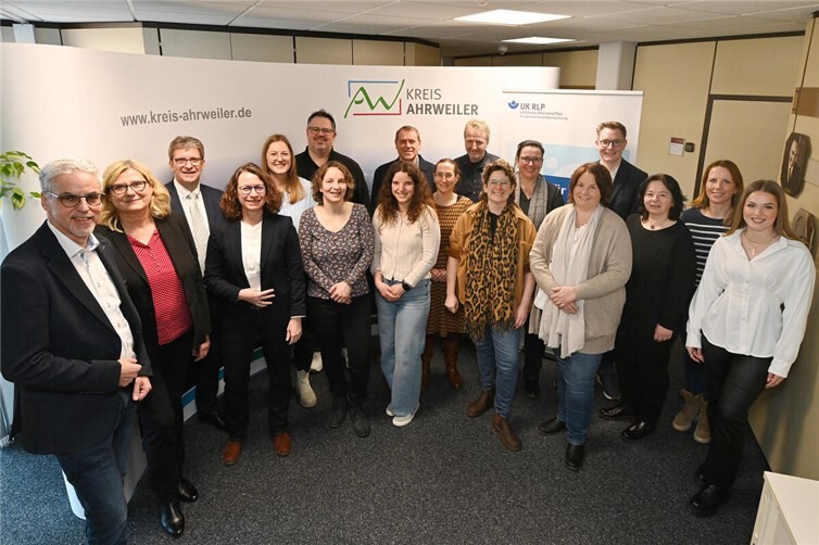 Zufrieden mit dem Ergebnis: Das BGM-Team der Kreisverwaltung zusammen mit den Beteiligten der Unfallkasse Rheinland-Pfalz bei der Abschlussveranstaltung im Januar 2026.  Foto: Vollrath / Kreisverwaltung Ahrweiler