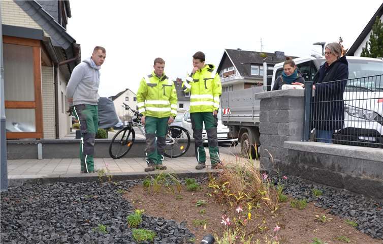 Zufrieden mit dem Ergebnis: Die beteiligten Auszubildenden des Eigenbetrieb Grünflächen- und Bestattungswesen begutachten mit Landschaftsplanerin Jana Fettweiß und der Klimaschutzbeauftragten Dagmar Körner den ehemaligen Schottergarten.Foto: Stadt Koblenz