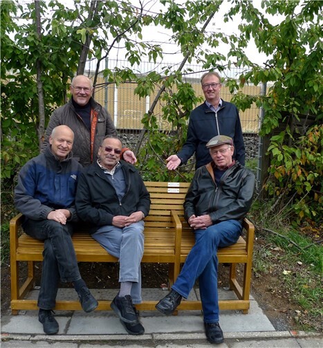 Zufrieden mit dem Erreichten, Sitzbänke sind komplett aufgestellt (Foto aus dem Jahr 2019). Foto: privat