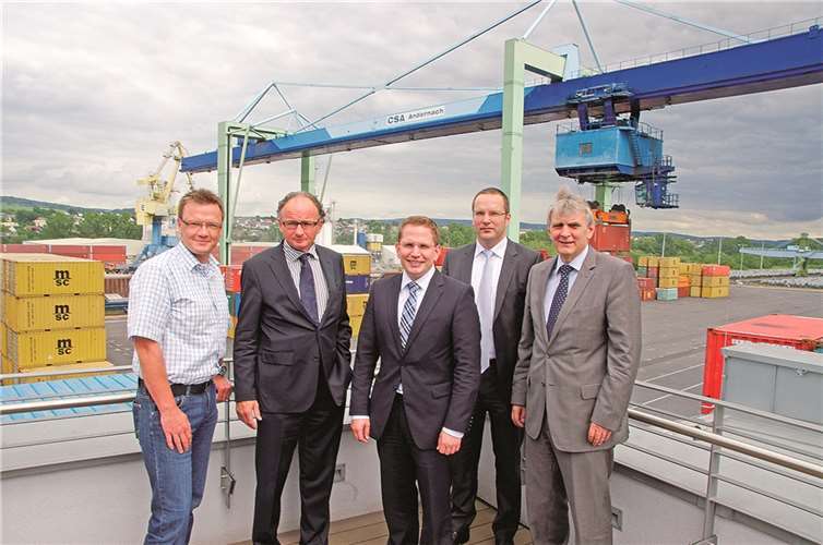 Zufrieden mit dem Geschäft des Andernacher Hafens (v. l.): Hafenbetriebsleiter Thomas Kimma, Oberbürgermeister Achim Hütten, Geschäftsführer Lars Hörnig, Geschäftsführer Jan Deuster, Bürgermeister Claus Peitz. WPA