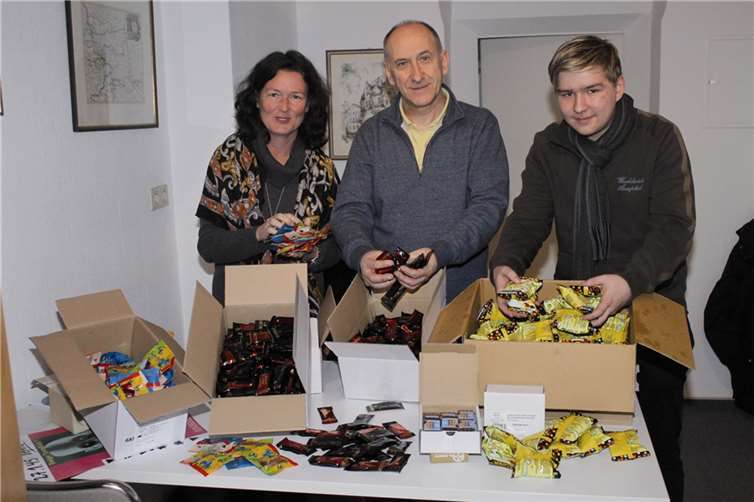 Zufrieden mit der Lieferung von fair gehandelten Kamelle zeigten sich (v. l. n. r.) Angelika Dortmann, Hans-Georg Hansen und Robin Förster (Junge Union).CDU Andernach