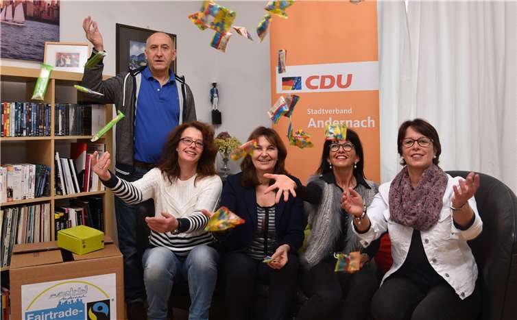 Zufrieden mit der Lieferung von fair gehandelten Kamelle zeigten sich (v. l.:) Claudia Roth-Hansen, Mechthild Heil, Nicole Krings, Anette Weiß und und (stehend) Hans-Georg Hansen. HG Hansen