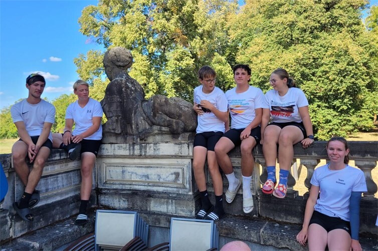 Zufrieden mit einem anstrengenden Regattawochenende . (v.l.n.r.) Simon Wöhl, Moritz Wich-Glasen, Nils Isaak, Theo Arntz, Neele Riehl und Hannah Schenk errangen zusammen acht Medaillen.