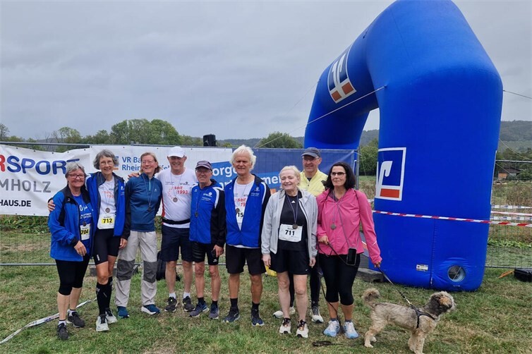 Zufrieden mit ihren Leistungen: ein Teil der Westumer Lauffreunde am Laacher See.