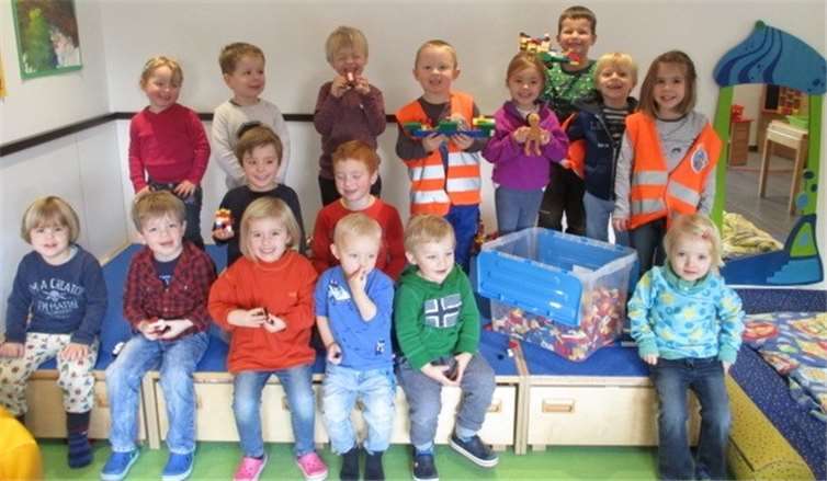 Zufrieden nehmen die Kinder der Kita Fritzdorf ihr neues Legospielzeug unter die Lupe. privat