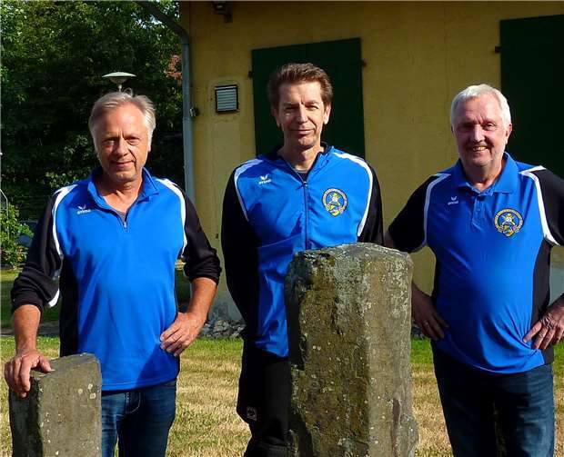 Zufrieden ob ihrer Erfolge präsentieren sich an der Steele in Nodhausen (v.l.) Udo Bonn, Ralph Ringel und Klaus Reinhard im Outfit der Neuwieder SG. Foto: Hans Hartenfels