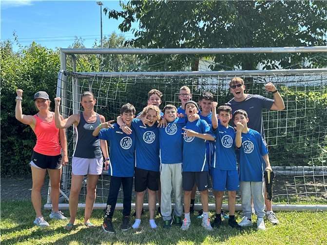 Zufrieden präsentierten sich die jungen Sportler von der Untermosel. Von links nach rechts: Wettkampfhelferin Lena Schmitz, Sportlehrerin Sandra Keller, Neshad, Shonekhel, Leo Maag, Erdonis Rashiti, Mykola Bober, Noah Steiert, Luca Illii. Hintere Reihe von links: Jaroslav Cherniaiev, Artem Yarichevski, Ben Keil, Sportlehrer Phiipp Meyer. Quelle: Realschule plus und FOS