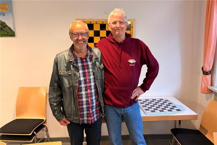 Zufrieden über erfolgreiche Vereinsarbeit: Dr. Robert Kaufmann (1. Vorsitzender, l.) Thorsten Kammer (2. Vorsitzender und Trainer, r.). Schatzmeister Ralf Oehrle fehlte krankheitsbedingt.