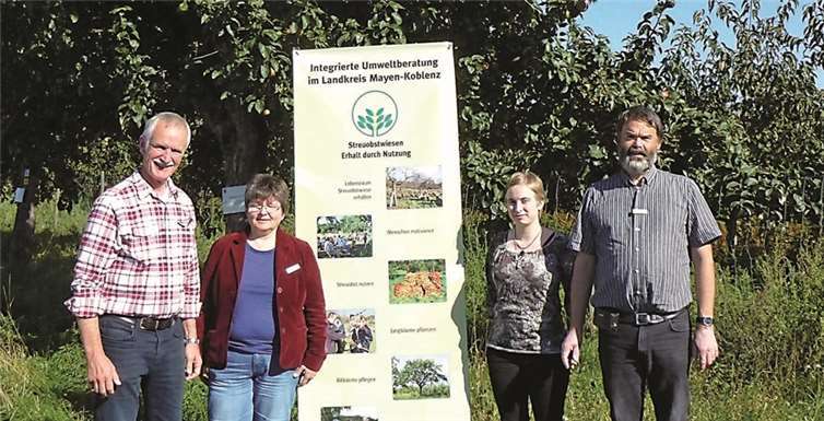 Zufrieden waren auch die Organisatoren der Versteigerung, Ortsbürgermeister Arno Schmitz, Bassenheim, und die Mitarbeiter der Kreisverwaltung Mayen-Koblenz, die die Projektgruppe „Streuobst“ der Integrierten Umweltberatung begleiten. privat