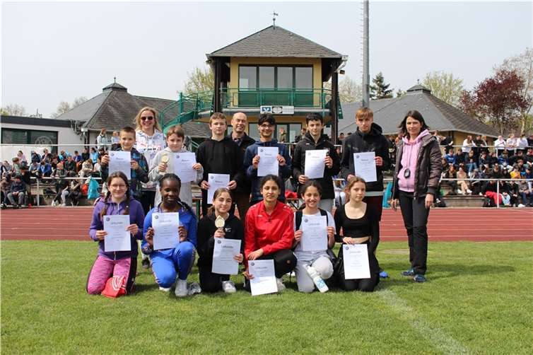 Zufrieden zeigten sich Schulleiter Dieter Kugler (hinten Mitte) und seine Kolleginnen Sandra Keller (Organisatorin, hinten re.) und Katja Schmelzer (Stadionsprecherin, hinten li.). Leo Spörl (hinten, 2.v.li.) und Sofia Manucharyan Schulsiegerin (vorne, 3.v.li.) präsentieren stolz ihre Pokale. Quelle: Realschule plus und FOS Untermosel