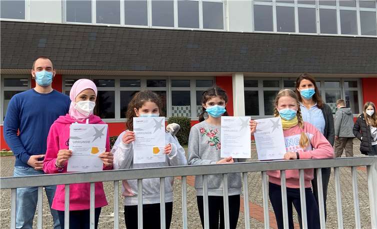 Zufrieden zeigten sich die Jungforscherinnen mit ihren Betreuern: (von links nach rechts)Mark Popenco, Albandare (5a), Angelina (5c), Sevin (6d), Anna Lena (6d), Rebecca Zimmer. Foto: privat