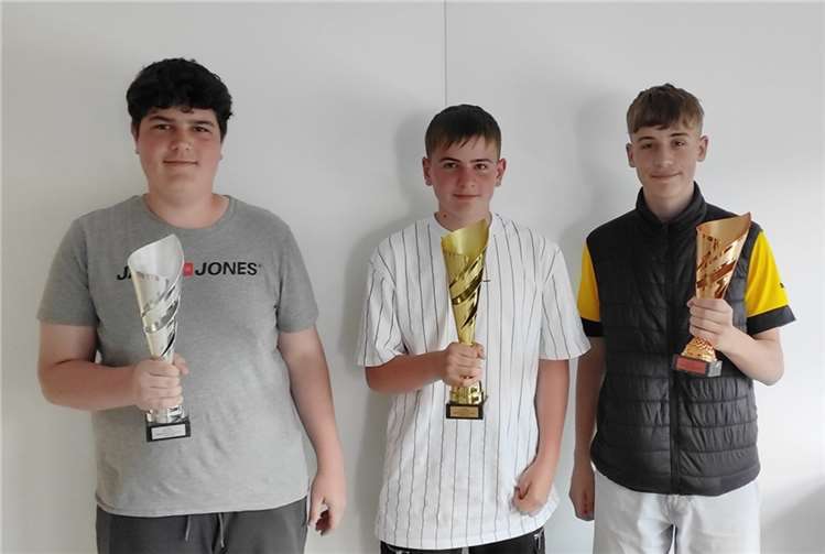 Zufrieden zeigten sich die drei erst platzierten E- Sportler: Mathis Wilbert, Paul Perscheid und Sascha Hiller. Foto: Realschule plus und FOS Untermosel