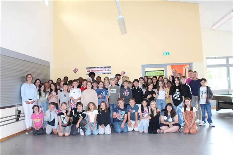 Zufrieden zeigten sich die stellvertretenden (kommissarischen) Konrektorin Viola Geiermann (li.) und die Organisatoren Sonja Andrae (2.v.re.) und Moritz Mehlem (5.v.re., hinten) mit den Leistungen der Teilnehmer des Sprachwettbewerbs. Quelle: Realschule plus und FOS Untermosel