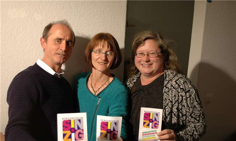 Zufriedene Gesichter: Bürgerforums Vize Nikolaus Wilhelmy, die neue Vorsitzende Monika Weber-Lampert und Schriftführerin Melanie Brücken. Foto: BL