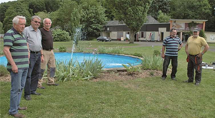 Zufriedene Gesichter: Die Arbeitsgruppe Zukunft Bad Bodendorf freute sich über den sprudelnden Springbrunnen. BL