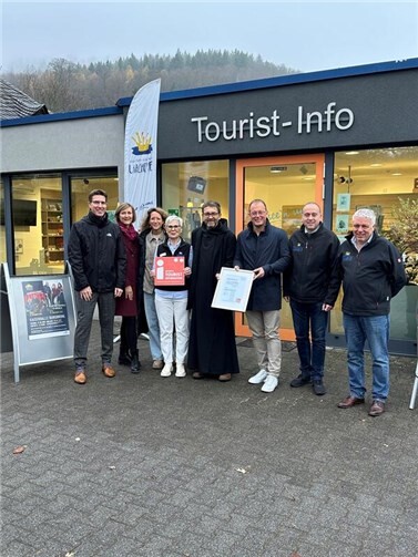 Zufriedene Gesichter: Die Tourist Information Maria Laach wurde im Jahr ihres zehnjährigen Bestehens erneut mit der „i-Marke“ ausgezeichnet.  Foto: Stefan Pauly/VG-Verwaltung Mendig