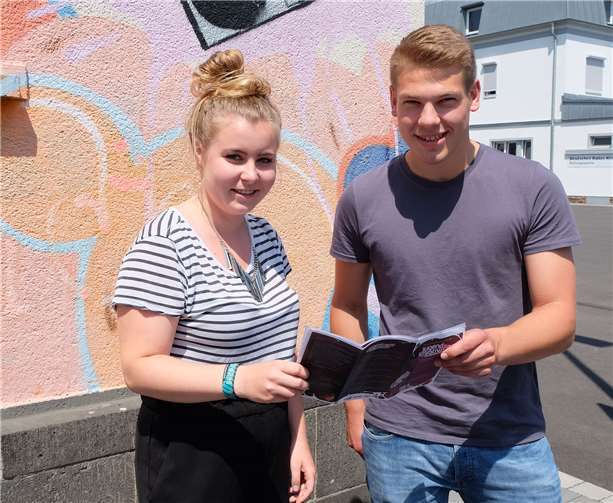 Zufriedene Gesichter: Emma Omerzuund Jan Buchheim leisten ihr Freiwilliges Soziales Jahrbeim Kinder- und Jugendbüro der Stadt Neuwied ab. privat