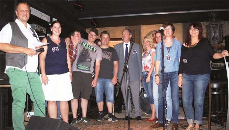 Zufriedene Gesichter: Werner Söller (v.l.), Christina Noack-Dziuk, Dominik Kalt, Ingo Gemein, Patrick Book, Verbandsbürgermeister Achim Haag, Britta Jelken, Andrea Bäro, Ane Masen und Annette Gies. WITE