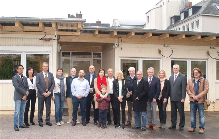 Zufriedene Gesichter aller Beteiligten bei der Inbetriebnahme der neuen Büropavillons.US