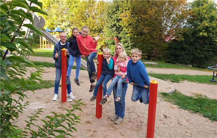 Zufriedene Gesichter am neuen Klettergerüst auf dem Oedinger Kinderspielplatz. Kinder strahlen vor Freude. Foto:Dieter Holstein