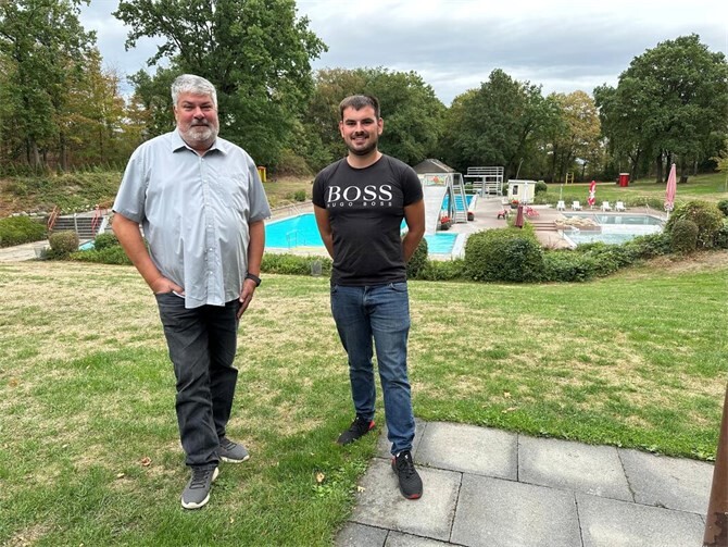 Zufriedene Gesichter bei Stadtbürgermeister Achim Grün (links) und Badbetriebsleiter Lukas Mohr kurz vor dem Ende der Freibadsaison im Vulkanbad.